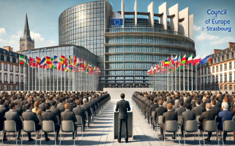 Ein formelles Ereignis am Hauptsitz des Europarats in Straßburg, mit Mitgliedern in formeller Kleidung und einem Redner am Podium.